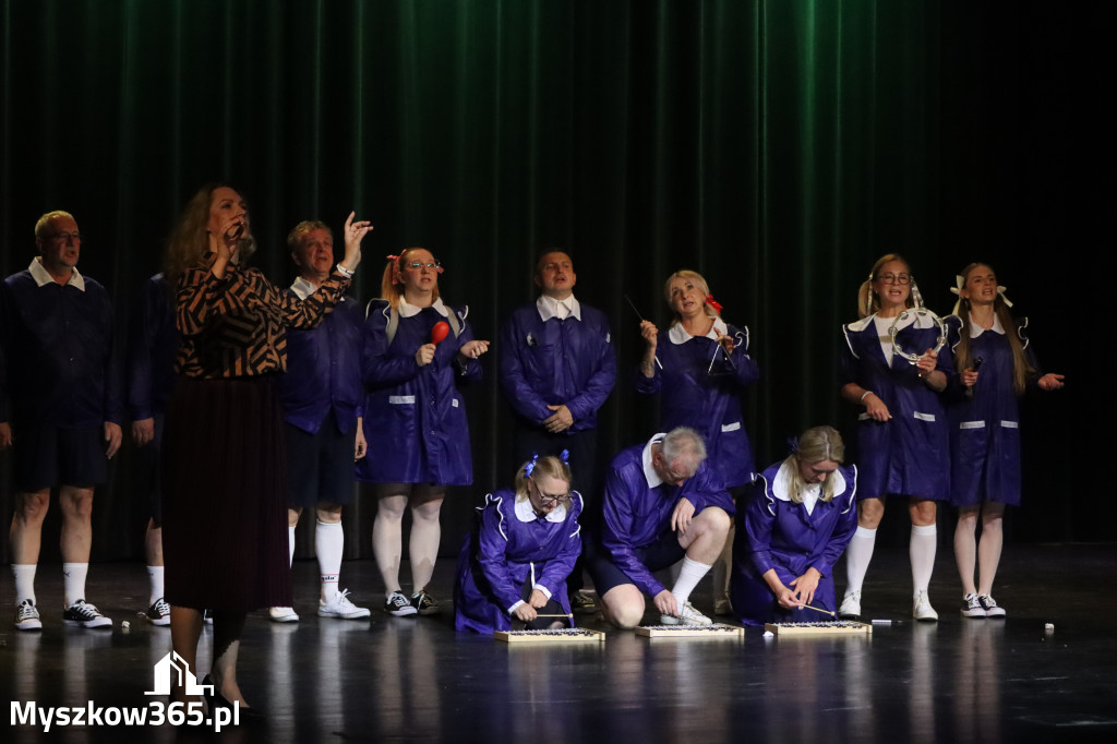 Fotorelacja I: Premiera charytatywnego przedstawienia „Proszę zachować powagę” w Myszkowie