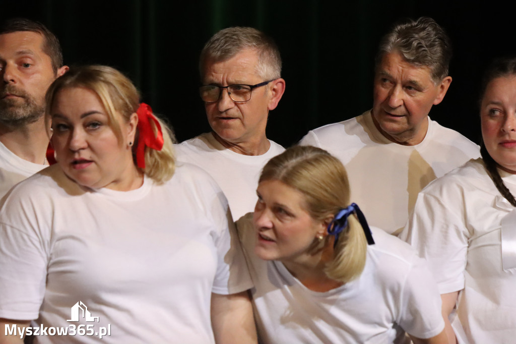 Fotorelacja I: Premiera charytatywnego przedstawienia „Proszę zachować powagę” w Myszkowie