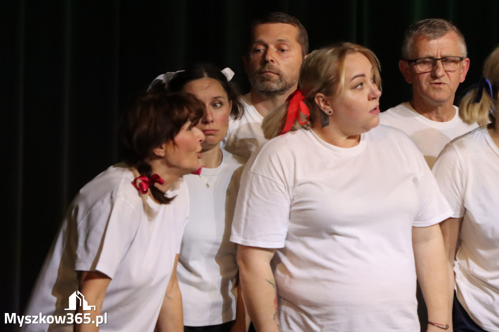 Fotorelacja I: Premiera charytatywnego przedstawienia „Proszę zachować powagę” w Myszkowie