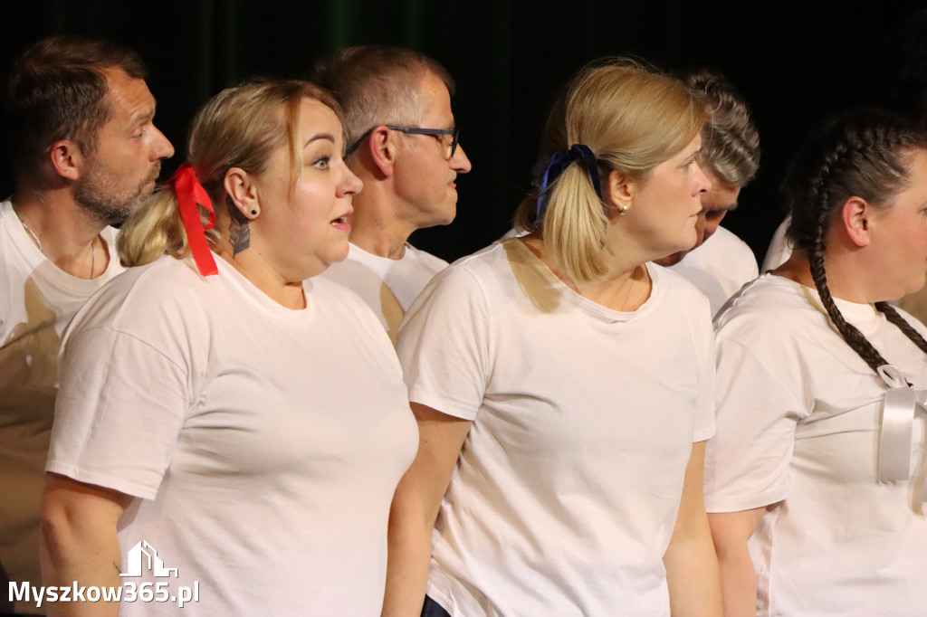 Fotorelacja I: Premiera charytatywnego przedstawienia „Proszę zachować powagę” w Myszkowie