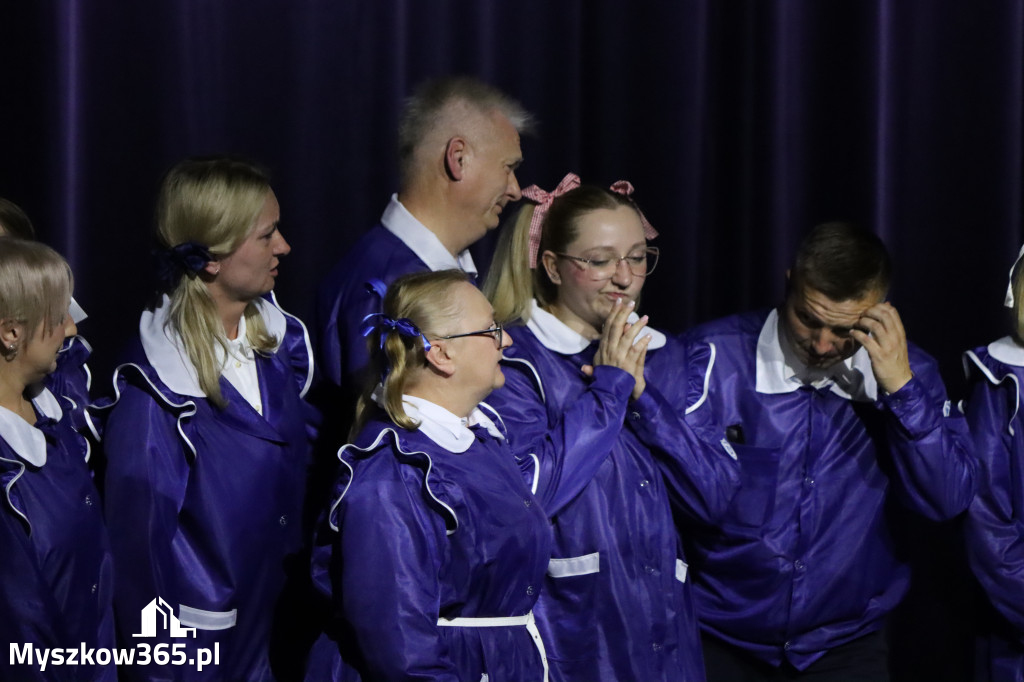 Fotorelacja I: Premiera charytatywnego przedstawienia „Proszę zachować powagę” w Myszkowie