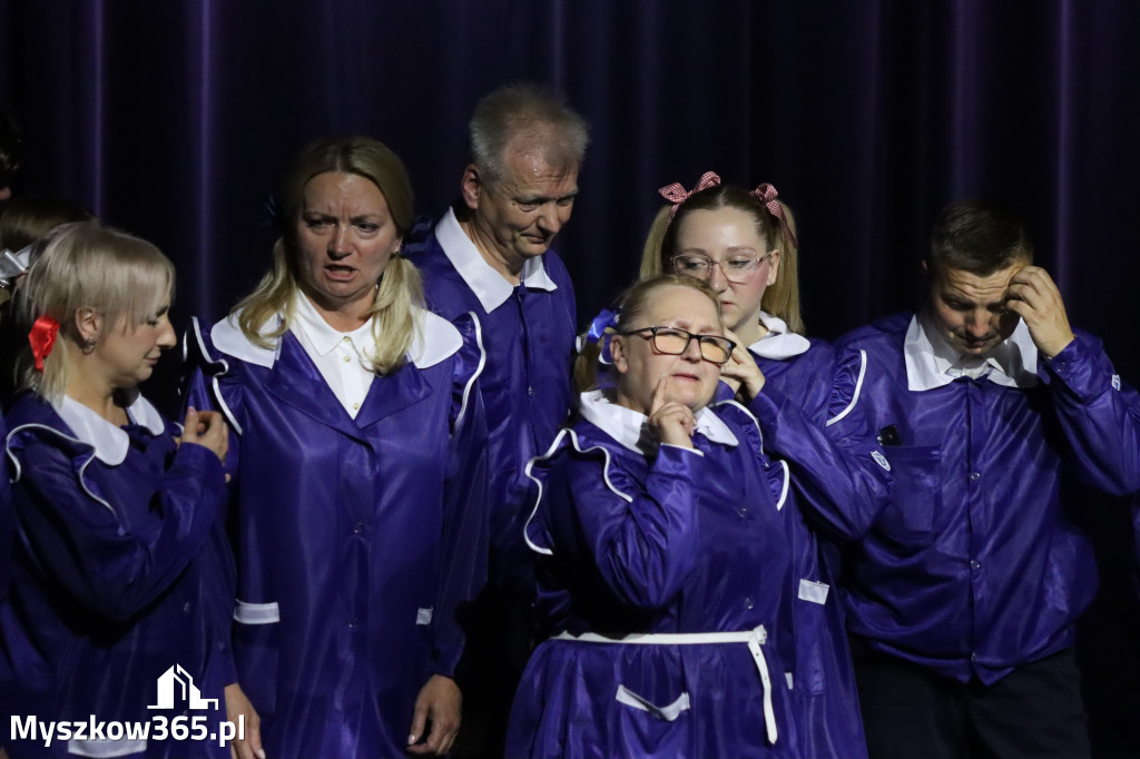 Fotorelacja I: Premiera charytatywnego przedstawienia „Proszę zachować powagę” w Myszkowie