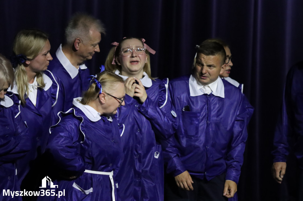Fotorelacja I: Premiera charytatywnego przedstawienia „Proszę zachować powagę” w Myszkowie