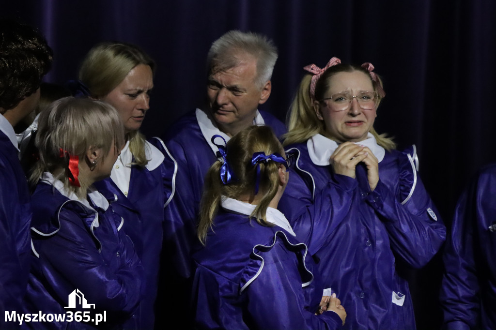 Fotorelacja I: Premiera charytatywnego przedstawienia „Proszę zachować powagę” w Myszkowie