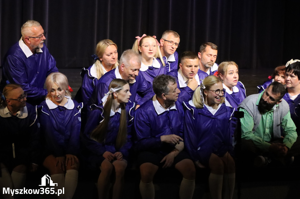 Fotorelacja I: Premiera charytatywnego przedstawienia „Proszę zachować powagę” w Myszkowie