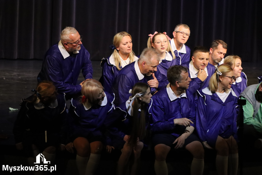 Fotorelacja I: Premiera charytatywnego przedstawienia „Proszę zachować powagę” w Myszkowie