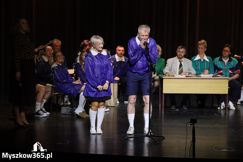 Fotorelacja I: Premiera charytatywnego przedstawienia „Proszę zachować powagę” w Myszkowie