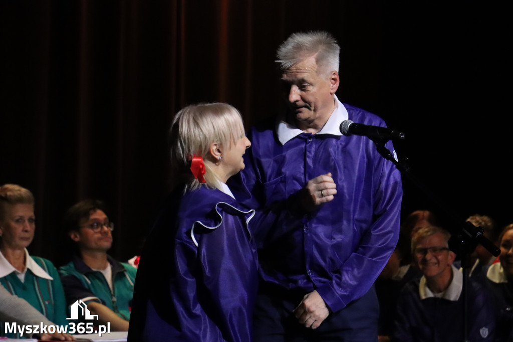 Fotorelacja I: Premiera charytatywnego przedstawienia „Proszę zachować powagę” w Myszkowie