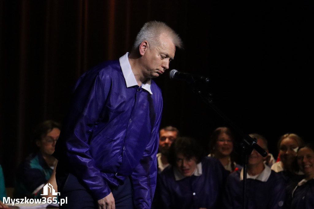 Fotorelacja I: Premiera charytatywnego przedstawienia „Proszę zachować powagę” w Myszkowie
