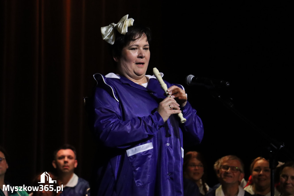 Fotorelacja I: Premiera charytatywnego przedstawienia „Proszę zachować powagę” w Myszkowie