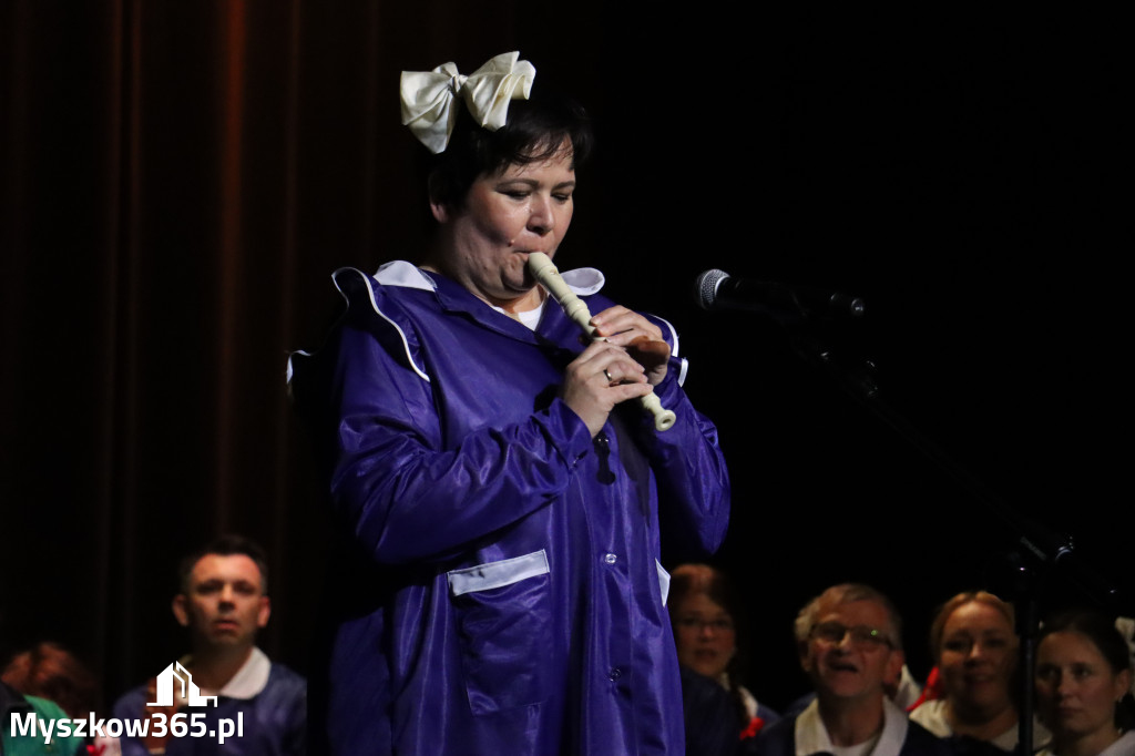Fotorelacja I: Premiera charytatywnego przedstawienia „Proszę zachować powagę” w Myszkowie