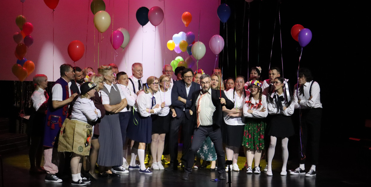Fotorelacja II: Premiera charytatywnego przedstawienia „Proszę zachować powagę” w Myszkowie