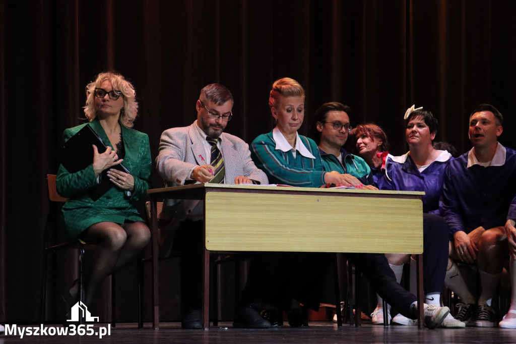 Fotorelacja II: Premiera charytatywnego przedstawienia „Proszę zachować powagę” w Myszkowie