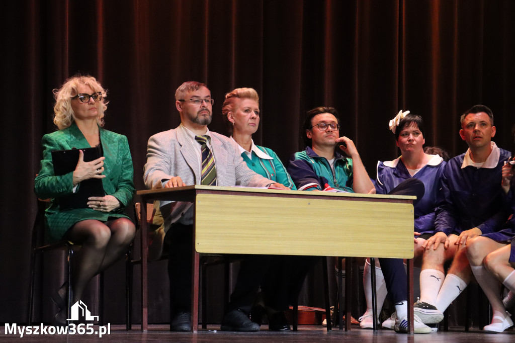 Fotorelacja II: Premiera charytatywnego przedstawienia „Proszę zachować powagę” w Myszkowie