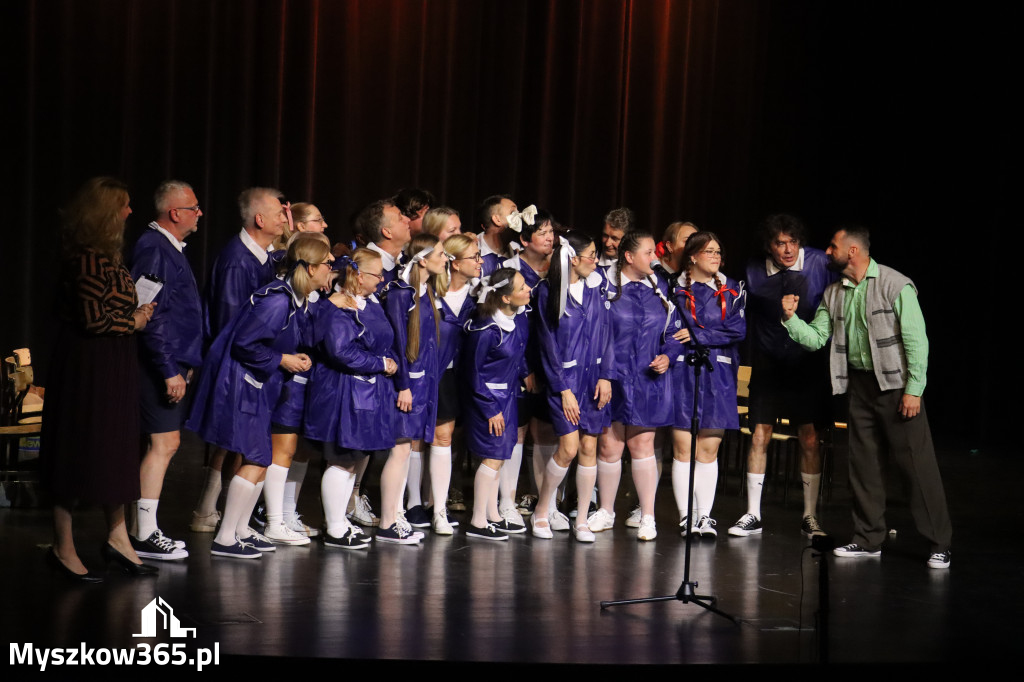 Fotorelacja II: Premiera charytatywnego przedstawienia „Proszę zachować powagę” w Myszkowie