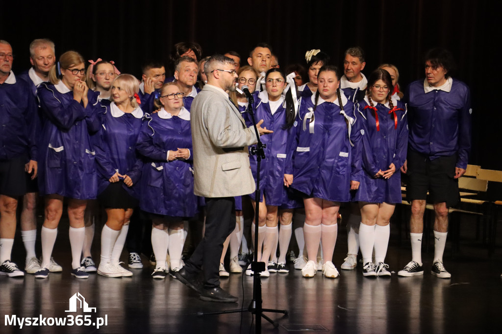 Fotorelacja II: Premiera charytatywnego przedstawienia „Proszę zachować powagę” w Myszkowie