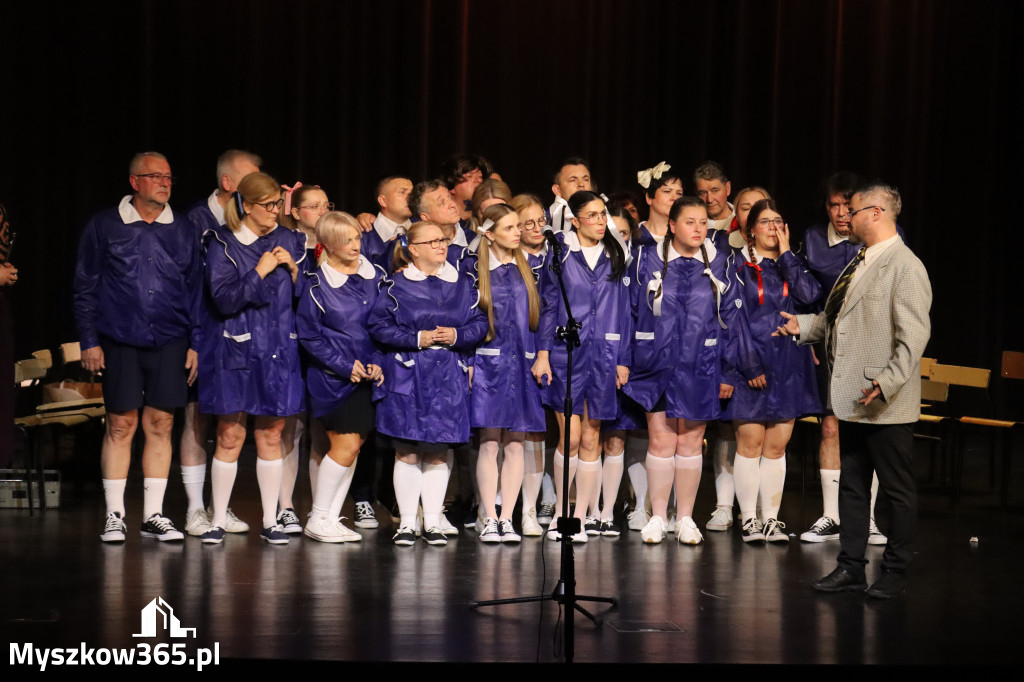 Fotorelacja II: Premiera charytatywnego przedstawienia „Proszę zachować powagę” w Myszkowie