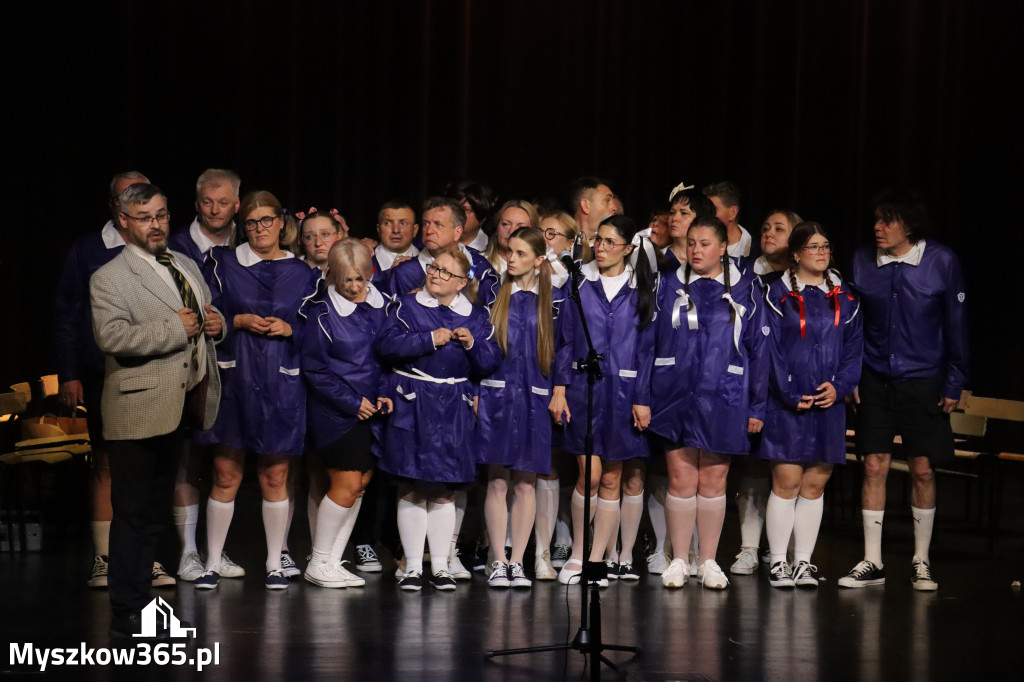 Fotorelacja II: Premiera charytatywnego przedstawienia „Proszę zachować powagę” w Myszkowie