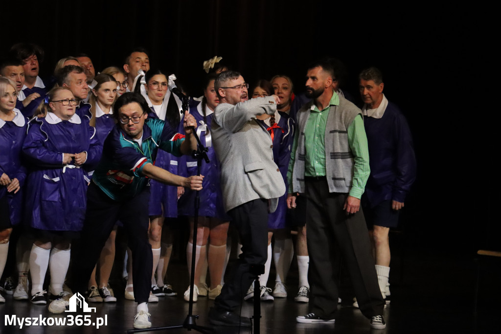 Fotorelacja II: Premiera charytatywnego przedstawienia „Proszę zachować powagę” w Myszkowie