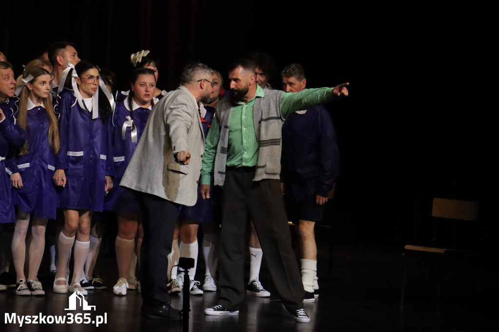 Fotorelacja II: Premiera charytatywnego przedstawienia „Proszę zachować powagę” w Myszkowie