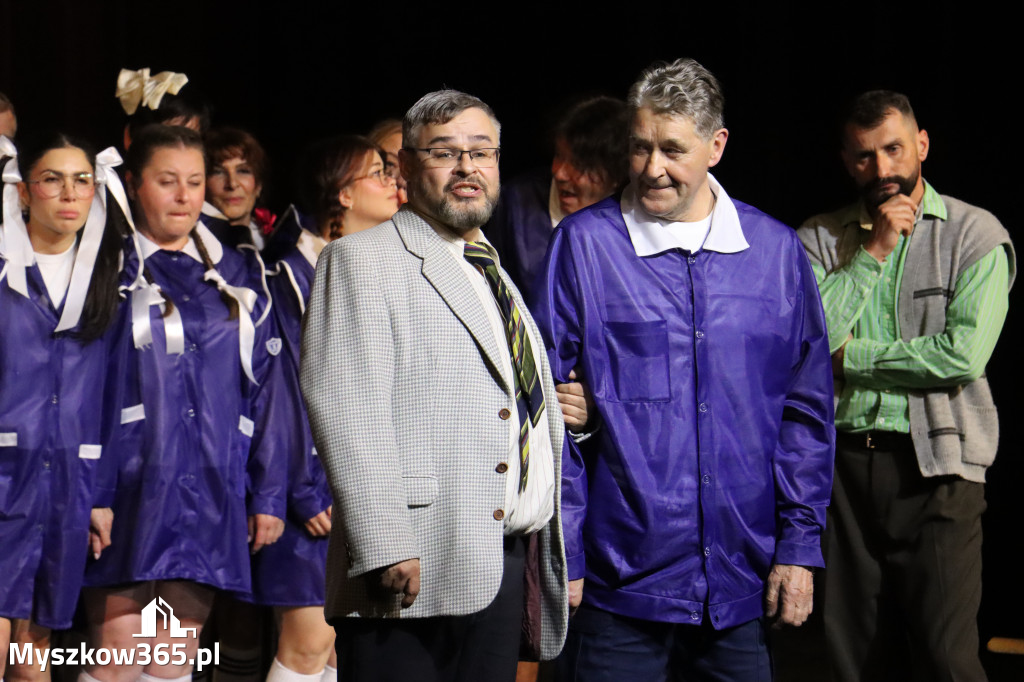 Fotorelacja II: Premiera charytatywnego przedstawienia „Proszę zachować powagę” w Myszkowie
