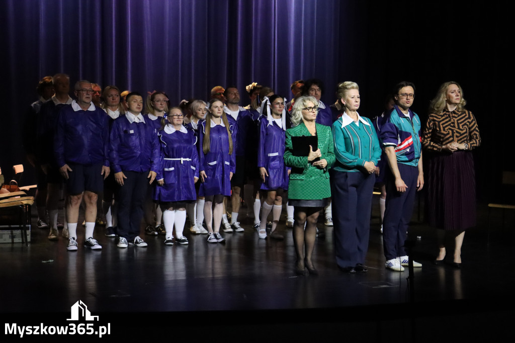 Fotorelacja II: Premiera charytatywnego przedstawienia „Proszę zachować powagę” w Myszkowie