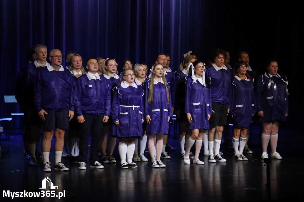 Fotorelacja II: Premiera charytatywnego przedstawienia „Proszę zachować powagę” w Myszkowie