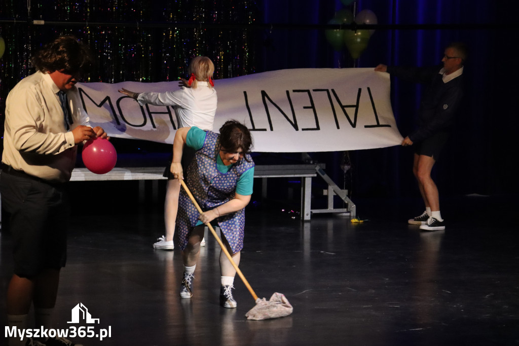 Fotorelacja II: Premiera charytatywnego przedstawienia „Proszę zachować powagę” w Myszkowie