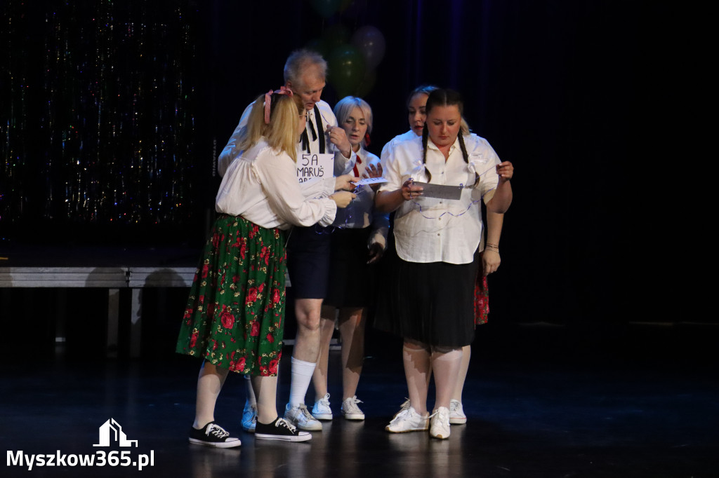 Fotorelacja II: Premiera charytatywnego przedstawienia „Proszę zachować powagę” w Myszkowie