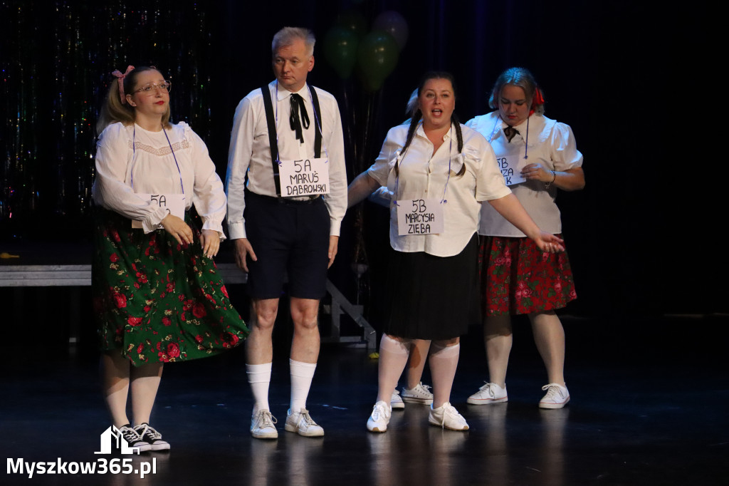 Fotorelacja II: Premiera charytatywnego przedstawienia „Proszę zachować powagę” w Myszkowie