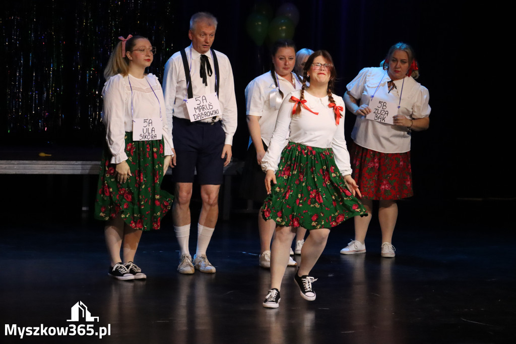 Fotorelacja II: Premiera charytatywnego przedstawienia „Proszę zachować powagę” w Myszkowie