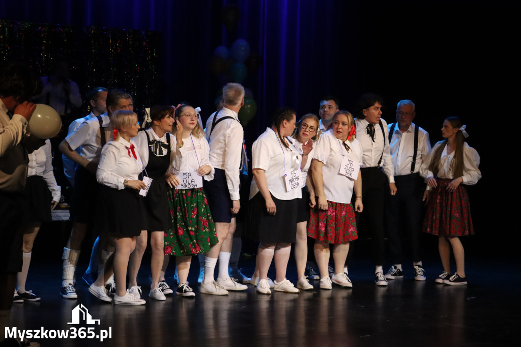 Fotorelacja II: Premiera charytatywnego przedstawienia „Proszę zachować powagę” w Myszkowie