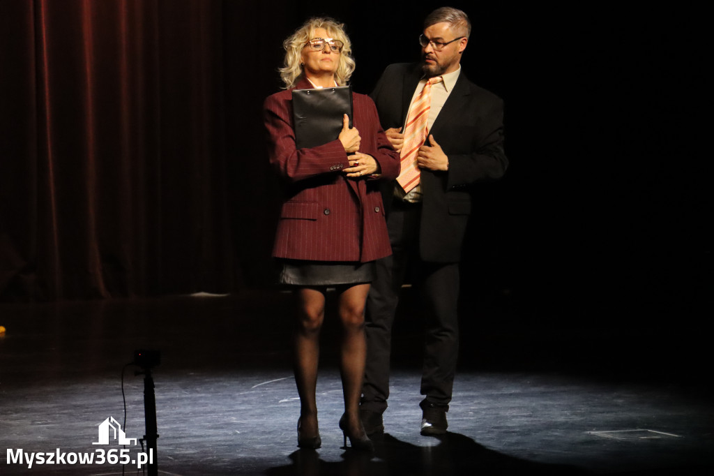 Fotorelacja II: Premiera charytatywnego przedstawienia „Proszę zachować powagę” w Myszkowie