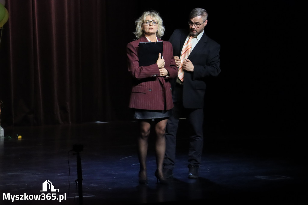 Fotorelacja II: Premiera charytatywnego przedstawienia „Proszę zachować powagę” w Myszkowie
