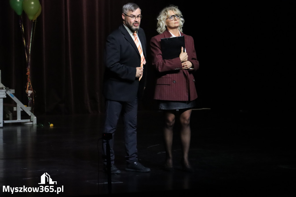 Fotorelacja II: Premiera charytatywnego przedstawienia „Proszę zachować powagę” w Myszkowie