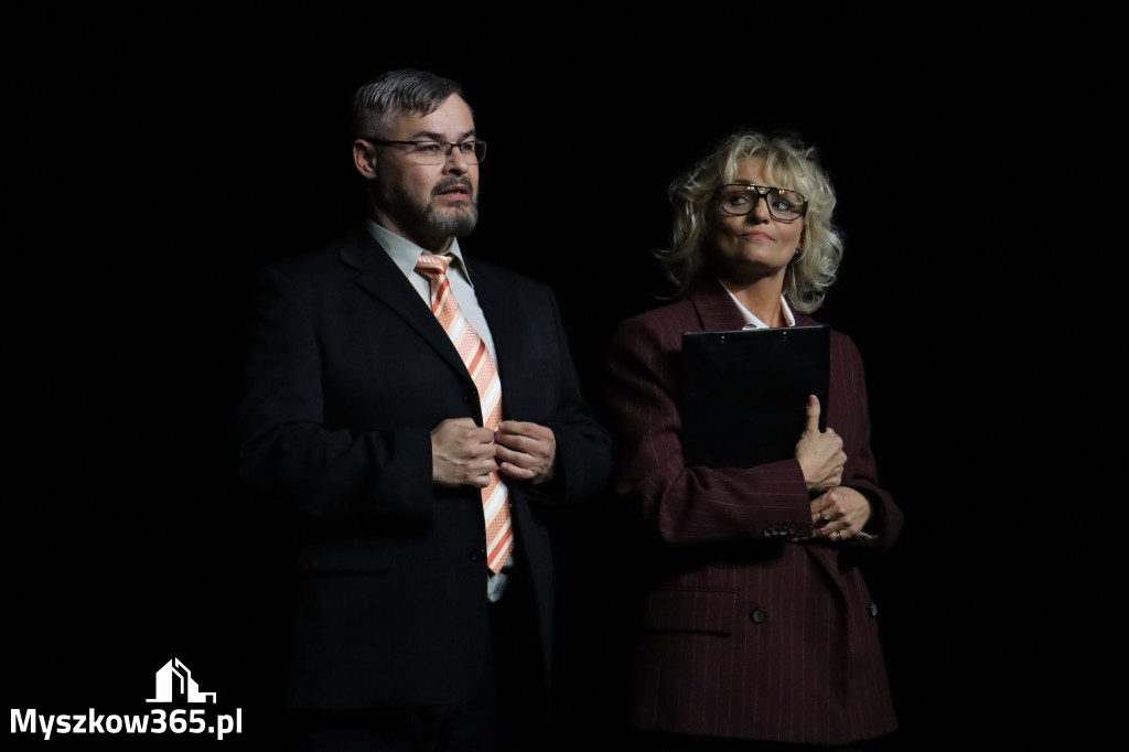 Fotorelacja II: Premiera charytatywnego przedstawienia „Proszę zachować powagę” w Myszkowie
