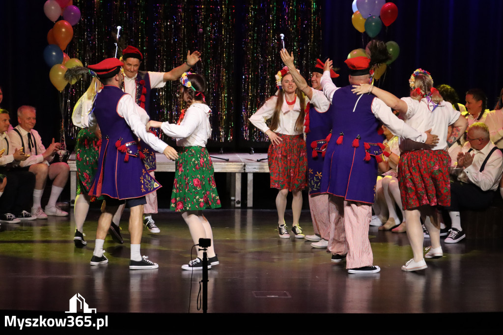 Fotorelacja II: Premiera charytatywnego przedstawienia „Proszę zachować powagę” w Myszkowie