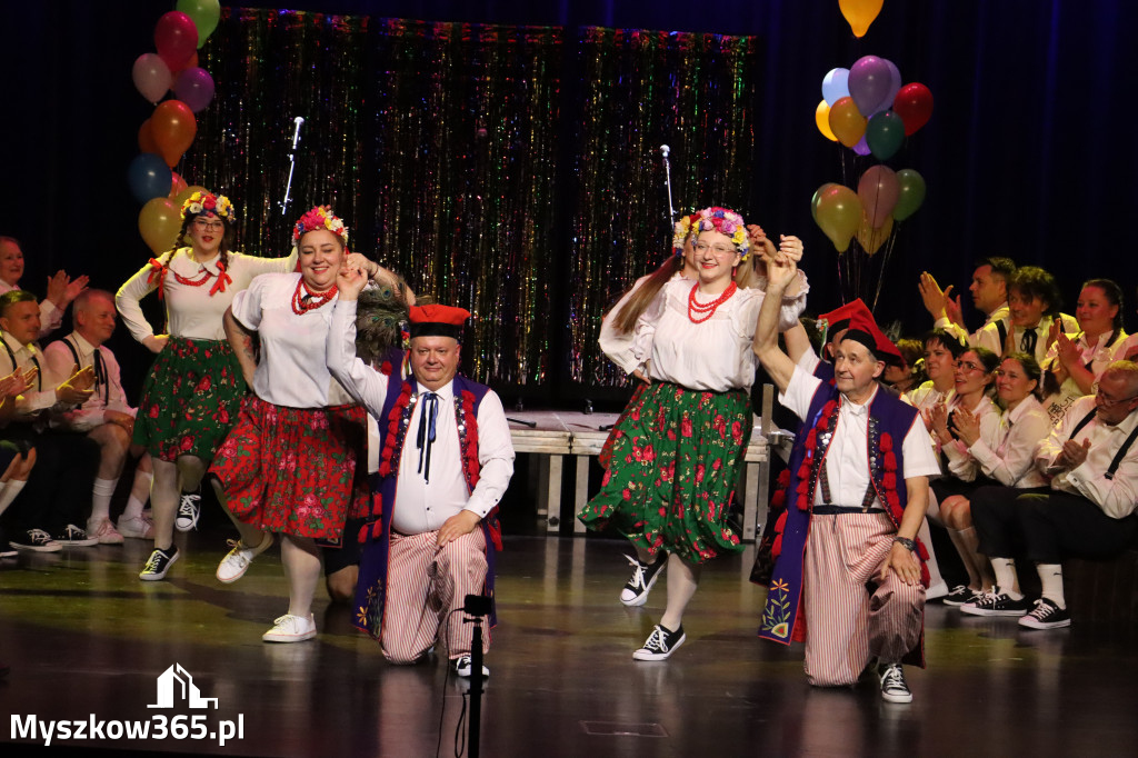 Fotorelacja II: Premiera charytatywnego przedstawienia „Proszę zachować powagę” w Myszkowie