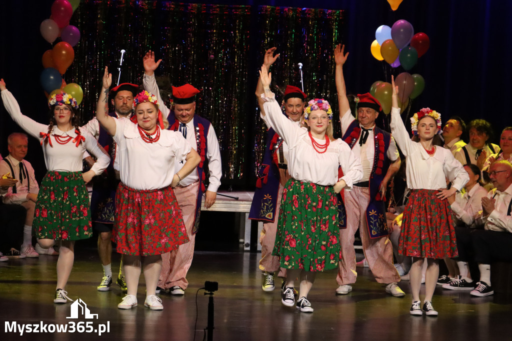 Fotorelacja II: Premiera charytatywnego przedstawienia „Proszę zachować powagę” w Myszkowie