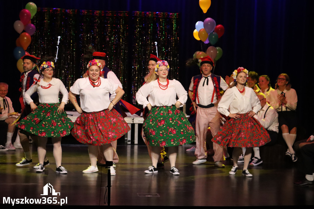 Fotorelacja II: Premiera charytatywnego przedstawienia „Proszę zachować powagę” w Myszkowie