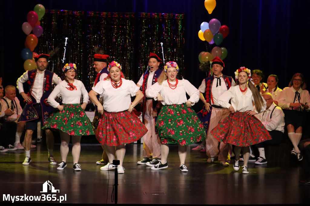 Fotorelacja II: Premiera charytatywnego przedstawienia „Proszę zachować powagę” w Myszkowie