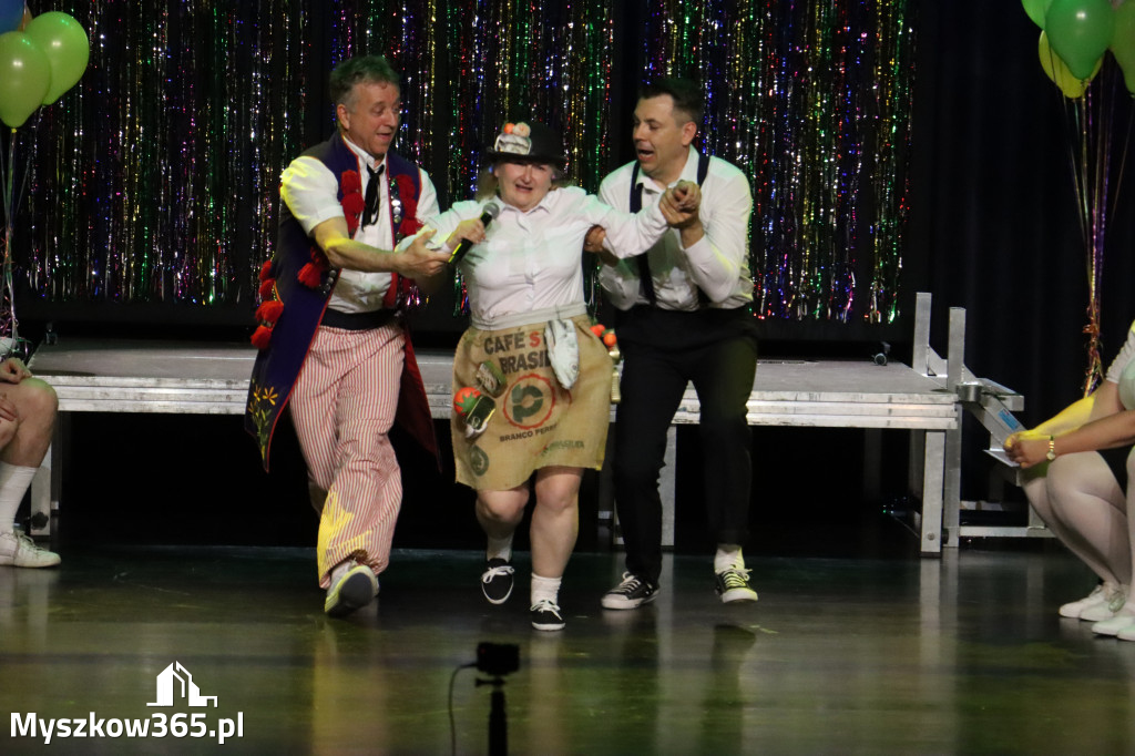Fotorelacja II: Premiera charytatywnego przedstawienia „Proszę zachować powagę” w Myszkowie