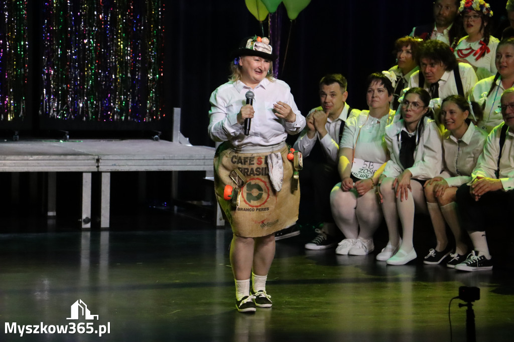 Fotorelacja II: Premiera charytatywnego przedstawienia „Proszę zachować powagę” w Myszkowie