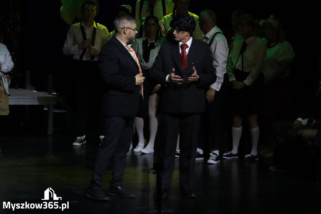 Fotorelacja II: Premiera charytatywnego przedstawienia „Proszę zachować powagę” w Myszkowie