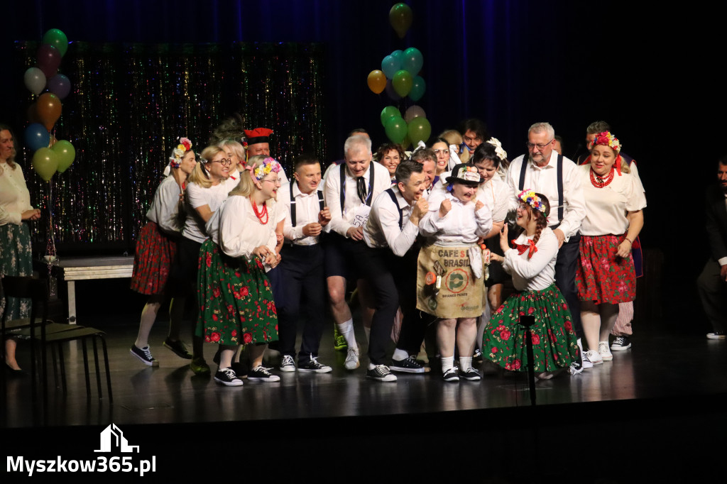 Fotorelacja II: Premiera charytatywnego przedstawienia „Proszę zachować powagę” w Myszkowie