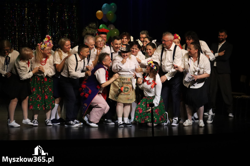 Fotorelacja II: Premiera charytatywnego przedstawienia „Proszę zachować powagę” w Myszkowie