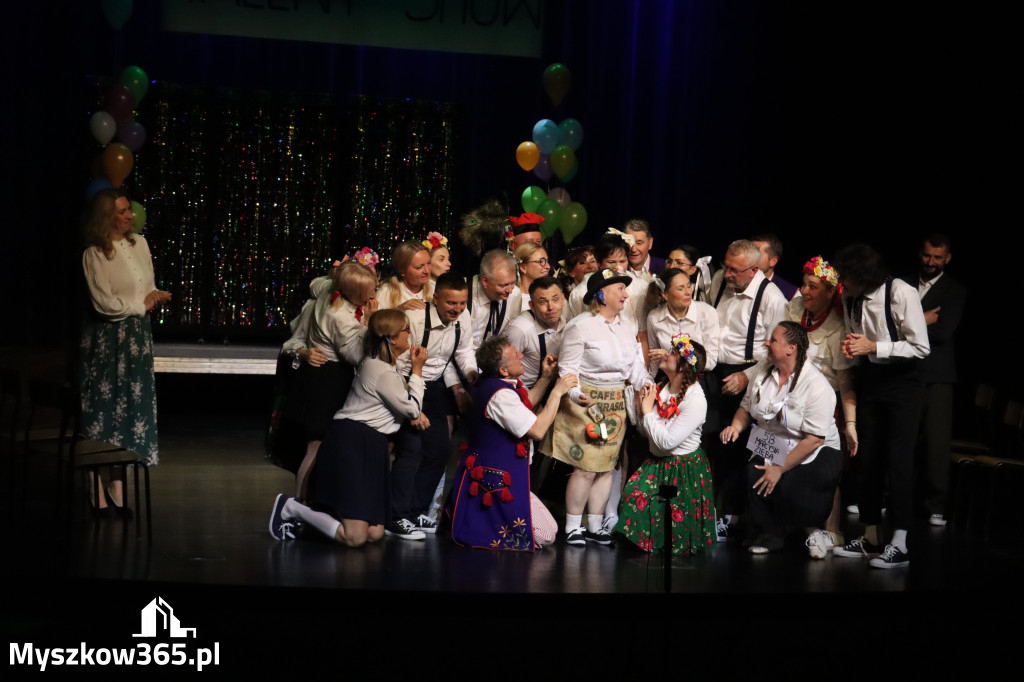 Fotorelacja II: Premiera charytatywnego przedstawienia „Proszę zachować powagę” w Myszkowie