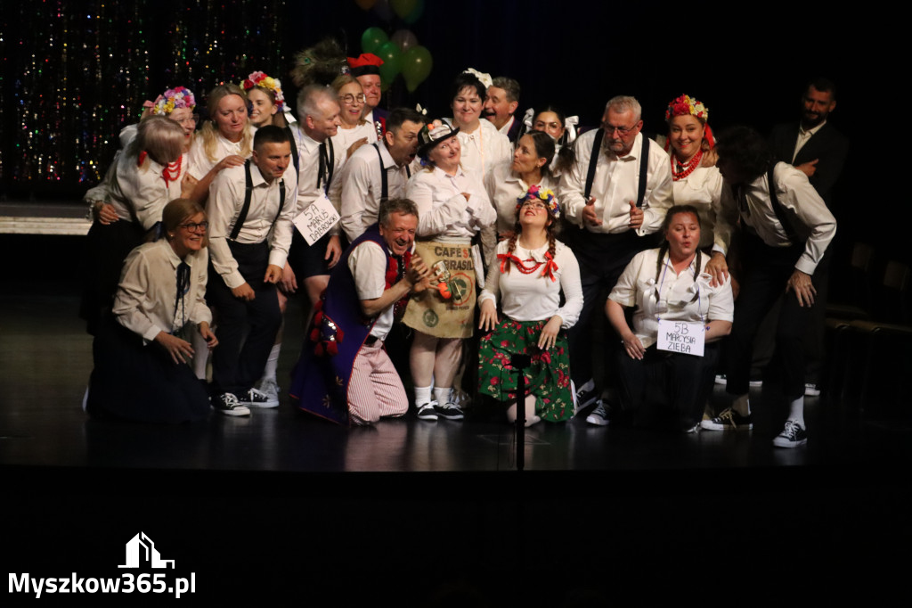 Fotorelacja II: Premiera charytatywnego przedstawienia „Proszę zachować powagę” w Myszkowie