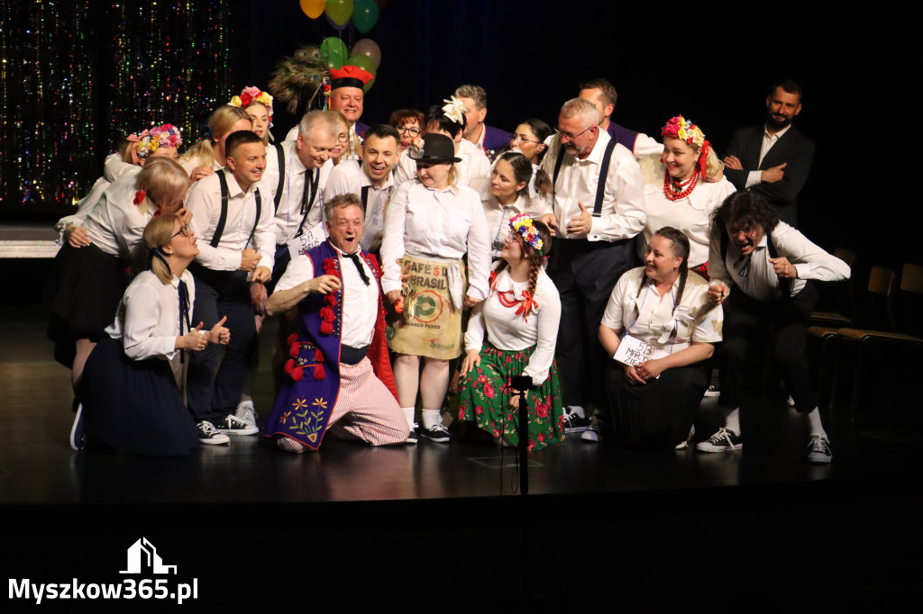 Fotorelacja II: Premiera charytatywnego przedstawienia „Proszę zachować powagę” w Myszkowie