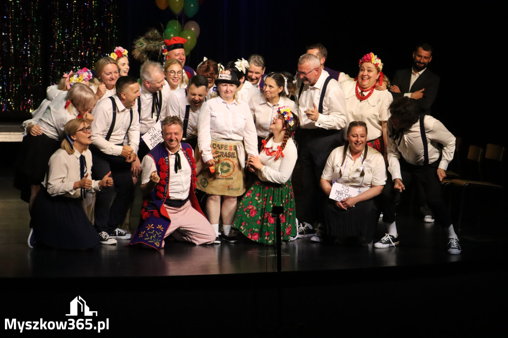 Fotorelacja II: Premiera charytatywnego przedstawienia „Proszę zachować powagę” w Myszkowie